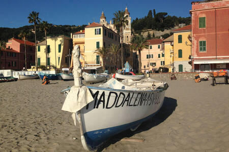 Båt på stranden i Liguria