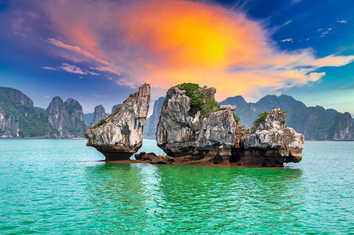 Západ slunce nad zátokou Ha Long