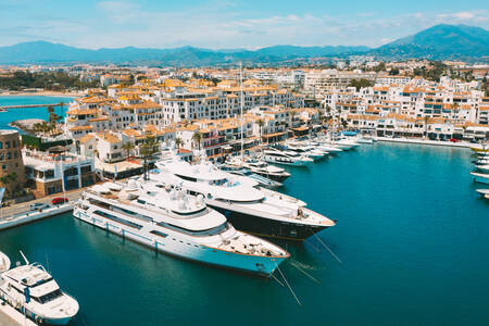 Widok luksusowych jachtów w marinie Puerto Banús