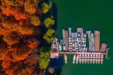 Pogled odozgo na pristanište s čamcima na jezeru Sihu