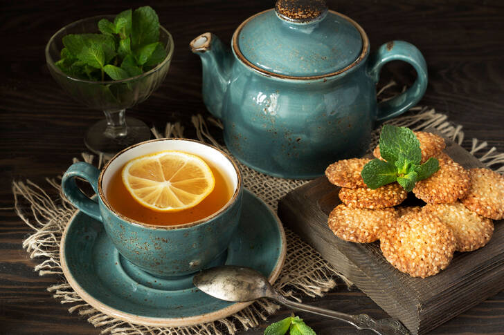Una tazza di tè e biscotti