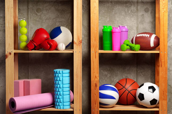 Półki ze sprzętem sportowym