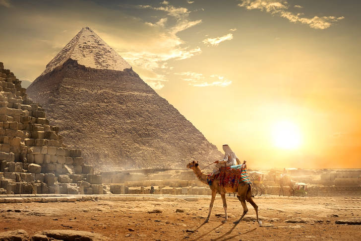 Nomade su un cammello vicino alle piramidi