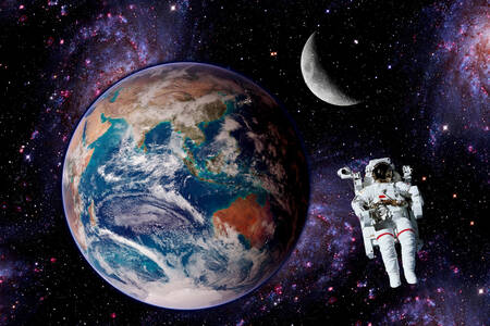Um astronauta com a Terra e a Lua ao fundo