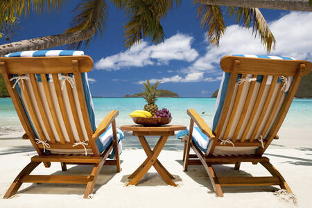 Solstoler på en tropisk strand