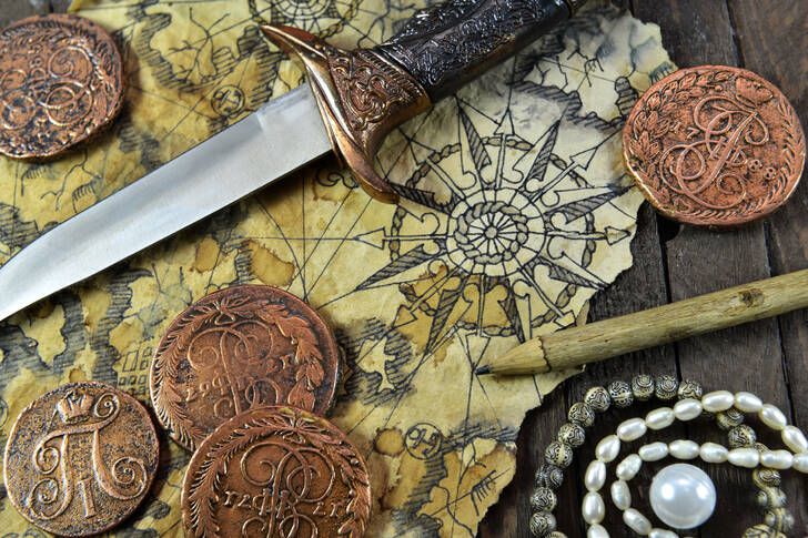 Mappa, pugnale e monete