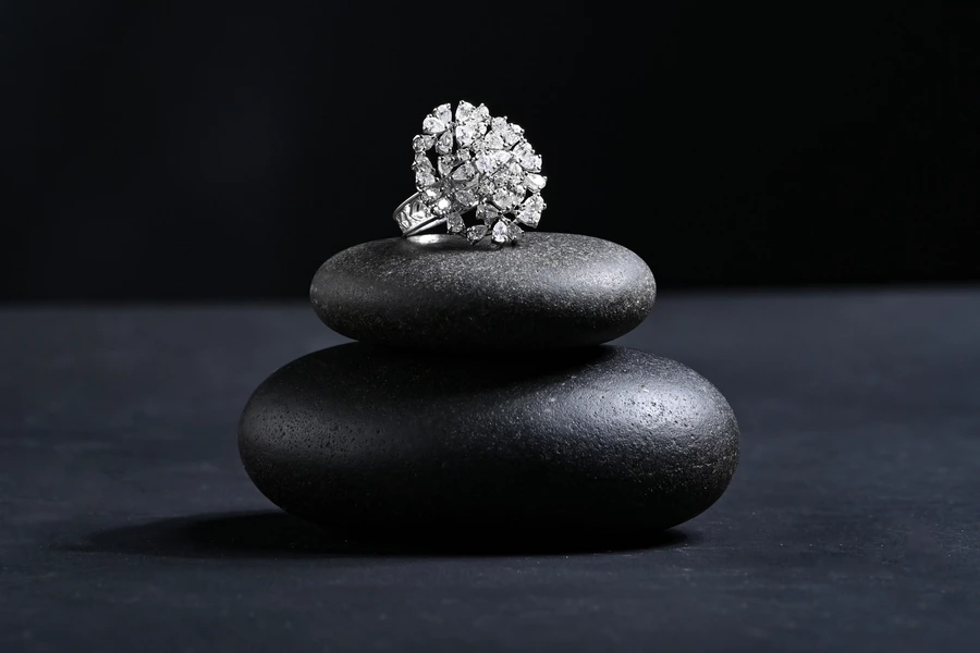 Bague en or blanc avec des diamants