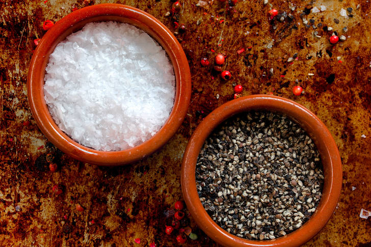 Морская соль и молотый перец