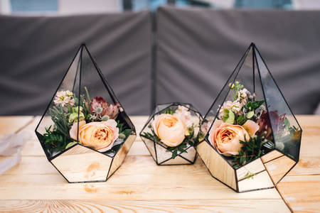 Vases en verre avec des fleurs