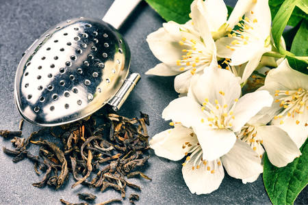 Folhas de chá e flores de jasmim