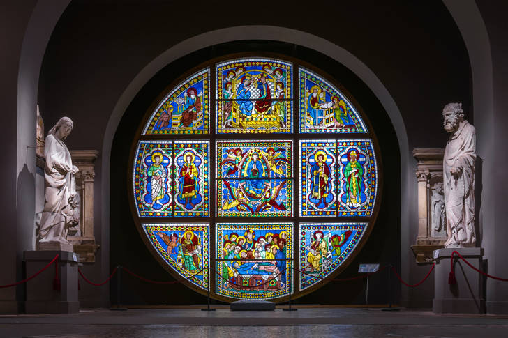 Obojeni stakleni prozori u Operi del Duomo