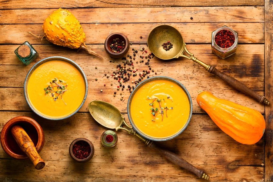Sopa de calabaza en una mesa de madera