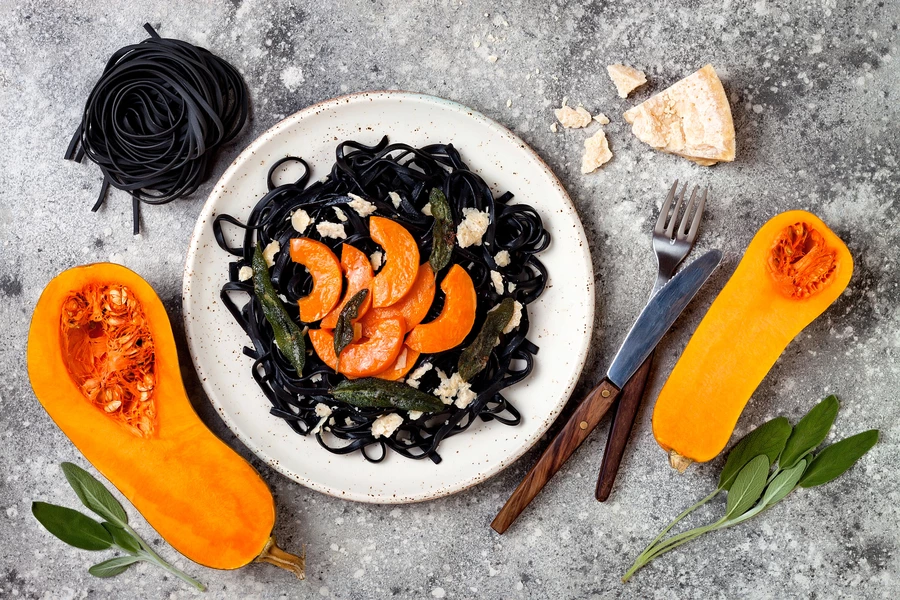 Svart pasta med pumpa
