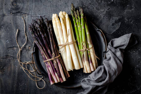 Different varieties of asparagus
