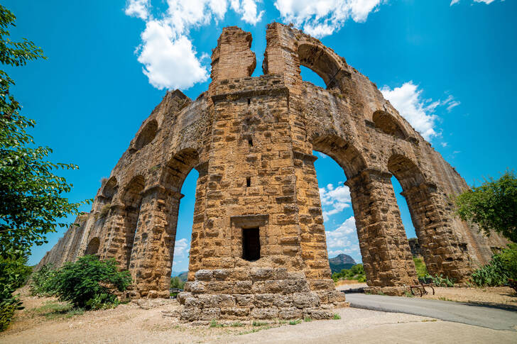 Ruinerna av akvedukten vid Aspendos