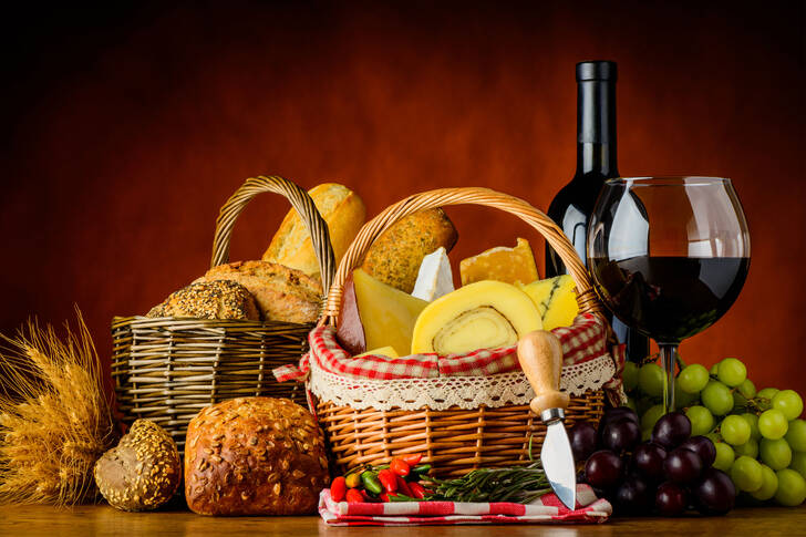 Wijn en manden met kaas en brood