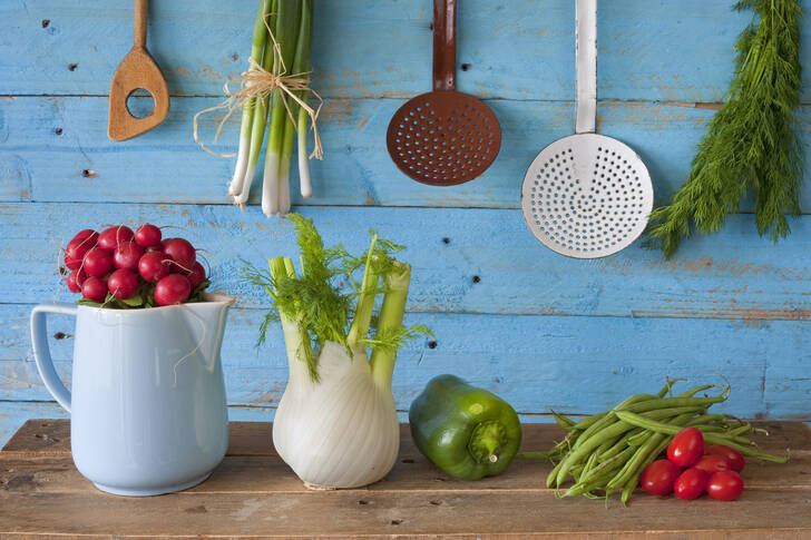 Verduras y utensilios de cocina.