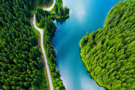 Luchtfoto van een bergmeer