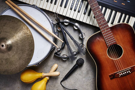 Instrumentos musicais em cima da mesa