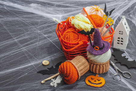 Gestrickte Halloween-Spielzeuge