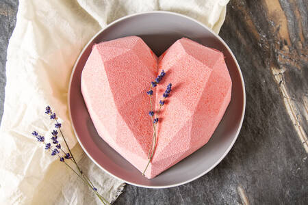 Gâteau rose en forme de cœur