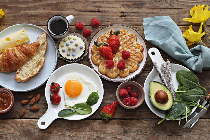 Frokost med egg, croissant og desserter