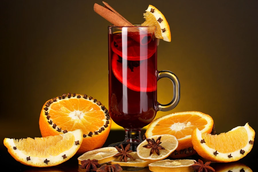 Vino caliente en una copa
