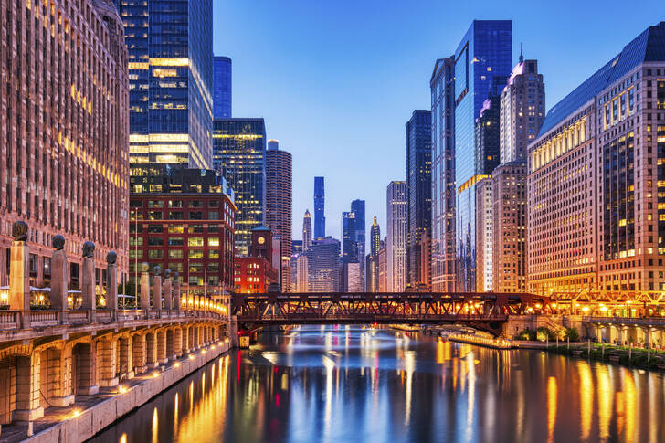 밤의 시카고 전경