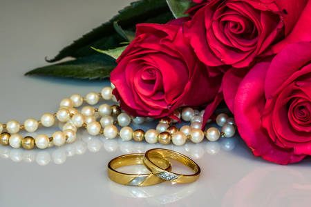 Anneaux de mariage et fleurs