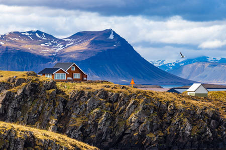 Pejzaž sa kućama u pozadini planina