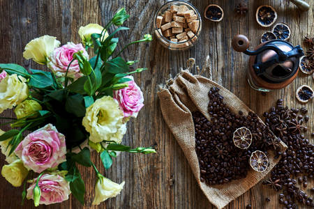 Kaffeebohnen auf einem Tisch mit Blumen