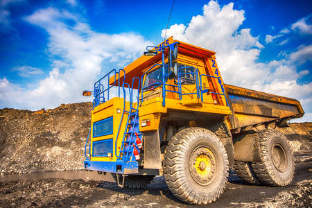 Caminhão basculante de mineração amarelo