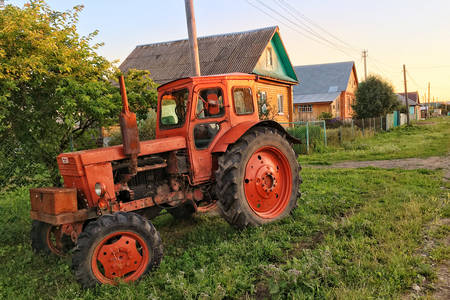 Traktor im Dorf