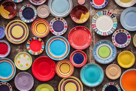 Красочные керамические тарелки