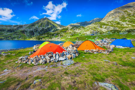 Turistički šatori na obali jezera Bukura