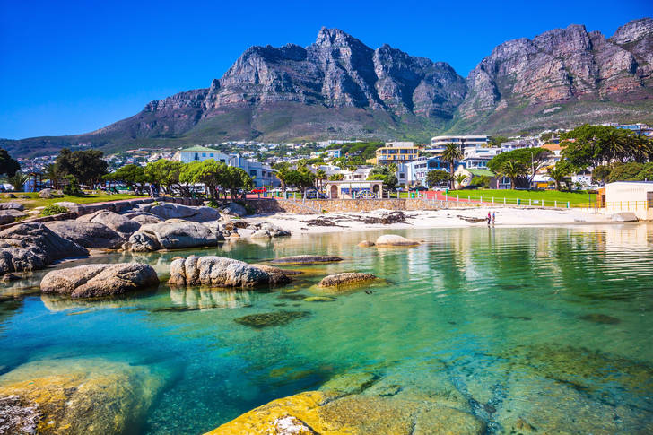 Arka planda dağlar olan Cape Town şehri