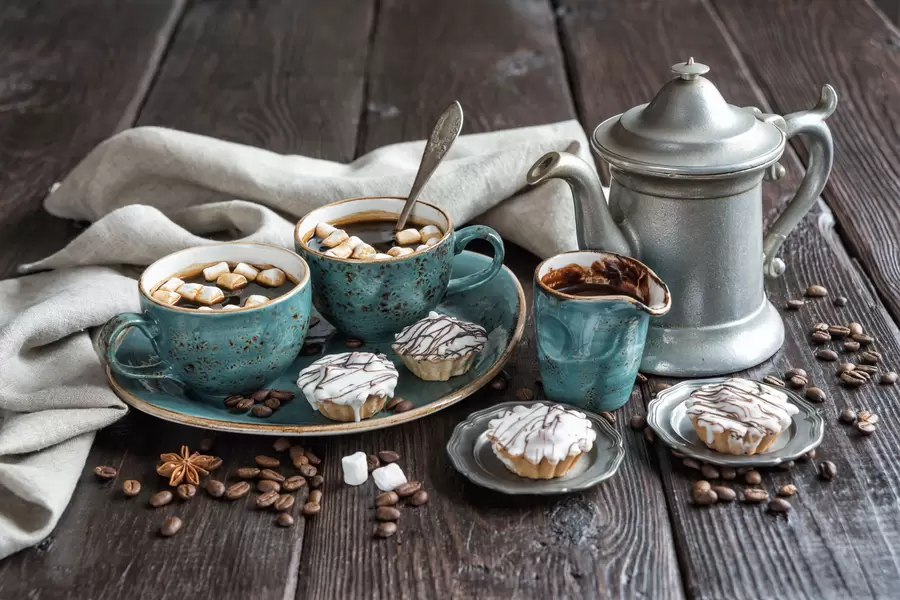 Kava sa marshmallowom i muffinima
