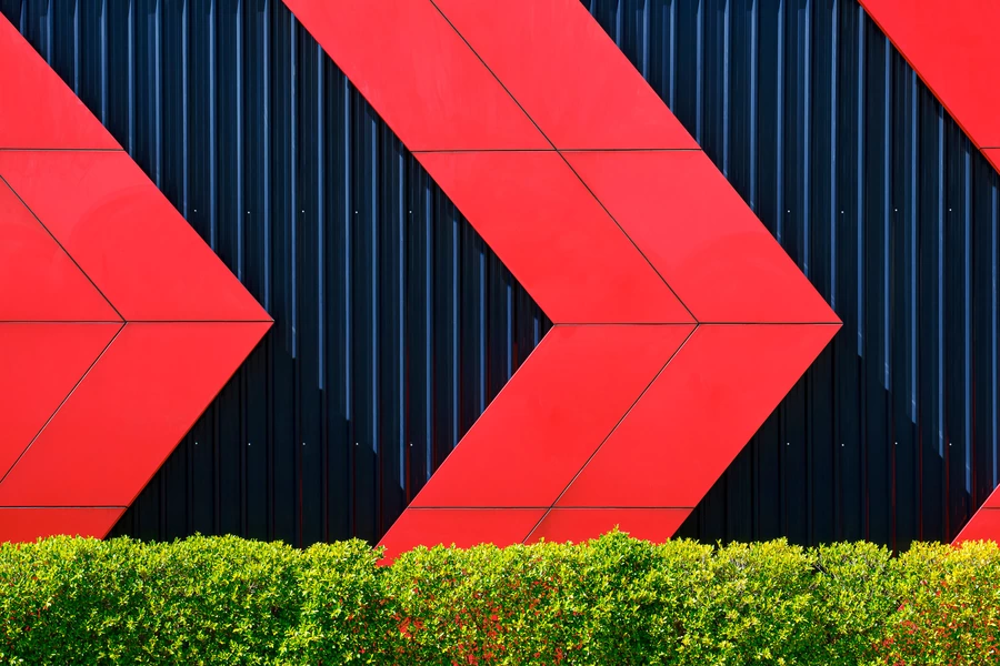 Façade de maison rouge et noire