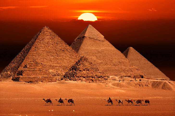 Gün batımında Giza Piramitleri