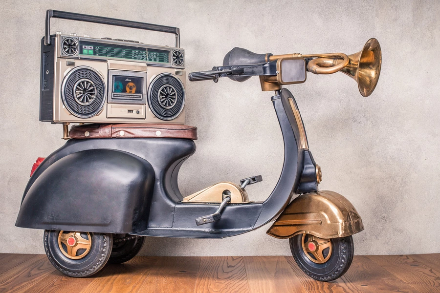 Retro scooter en bandrecorder