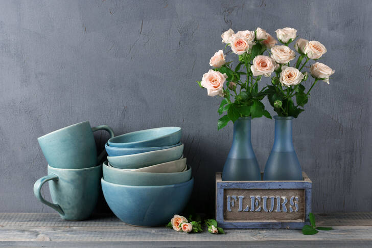 Trandafiri în vaze și vase ceramice