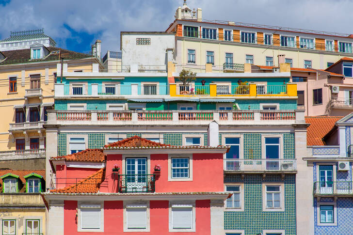 Barevné budovy v Lisabonu