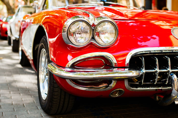 Crveni starinski automobil