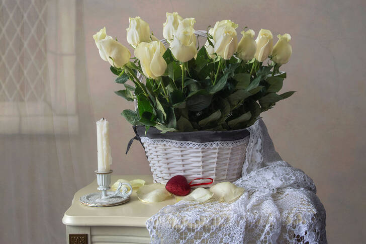 Λευκά τριαντάφυλλα σε ένα καλάθι