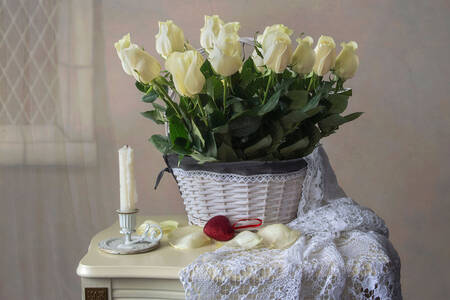 Trandafiri albi într-un coș