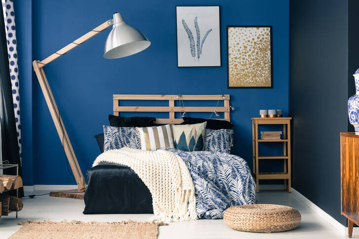Slaapkamer met blauwe muur