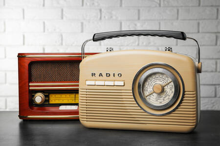 Masanın üzerinde Retro radyo