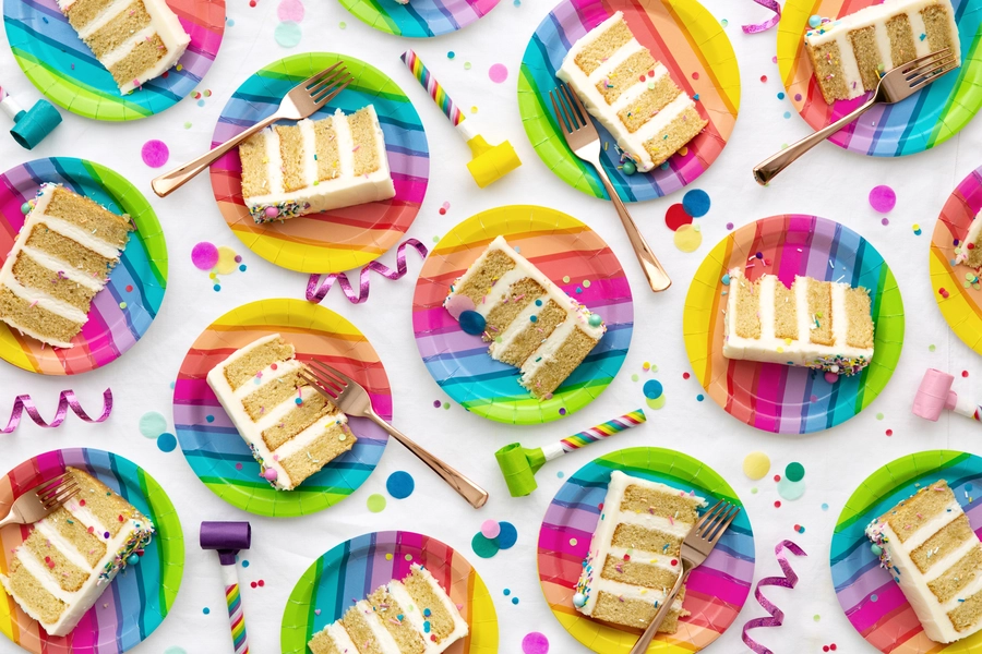 Kuchen auf Regenbogentellern