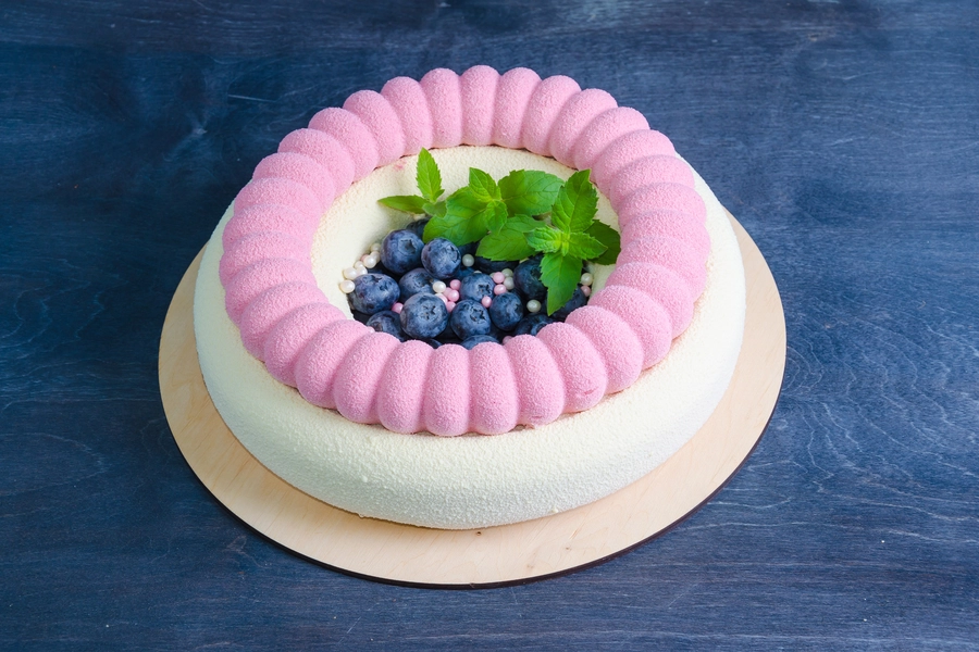 Tort welurowy z jagodami
