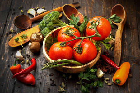 Légumes et épices sur la table